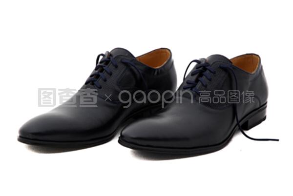白色背景下的黑色人造皮鞋 男性時(shí)尚的鞋類配件新選擇