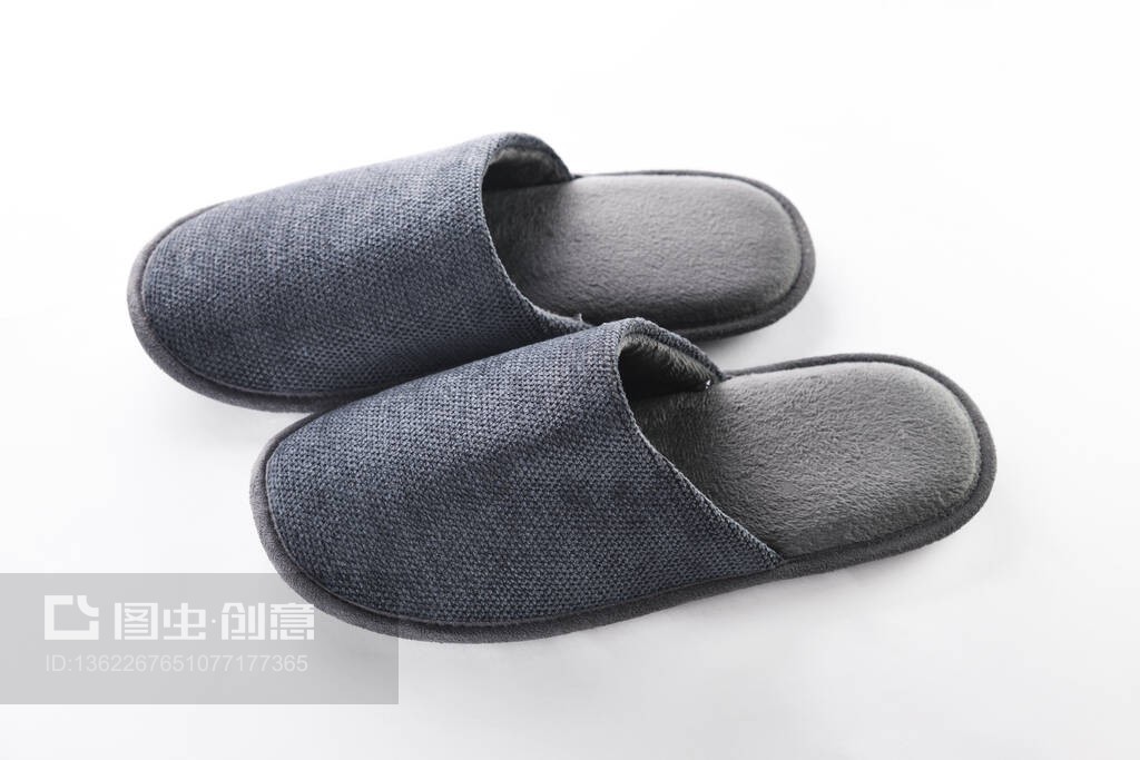 一雙空白軟灰色家居拖鞋 設(shè)計(jì)與功能解析