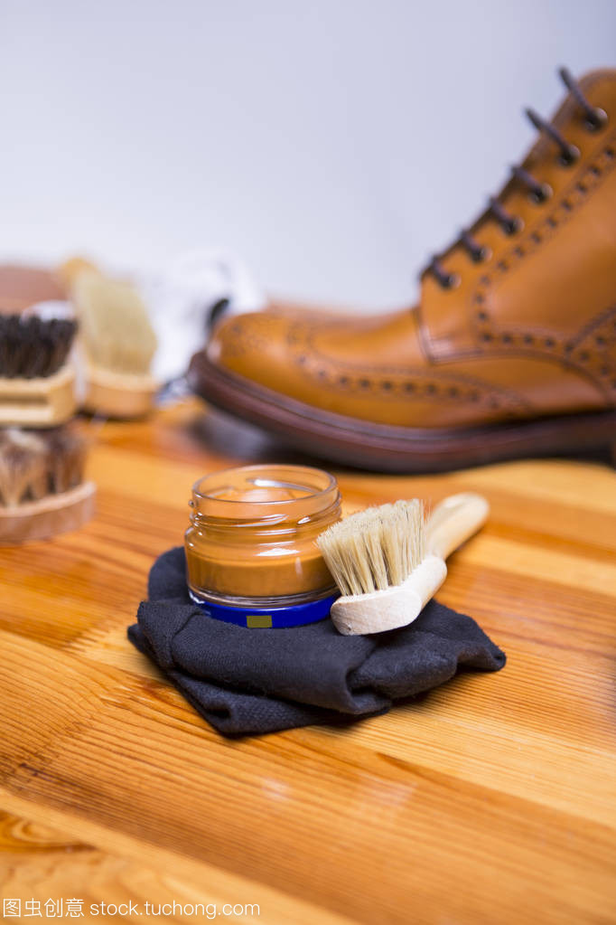 高級(jí)棕褐色土音靴的清潔與保養(yǎng)指南