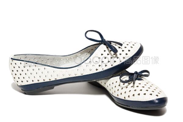 點睛之筆 白色背景鞋款的百變鞋類配件